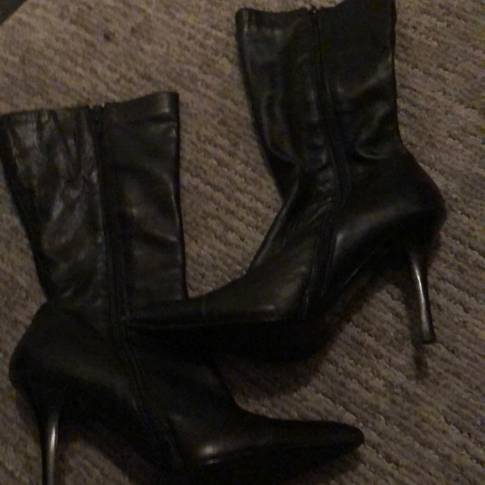 Heeled black boots